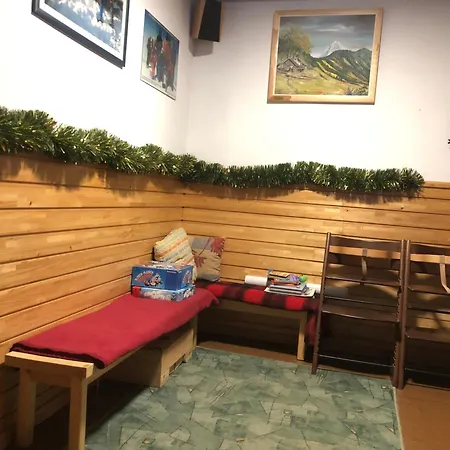 Koca Pri Jelenovem Studencu بيت شباب *